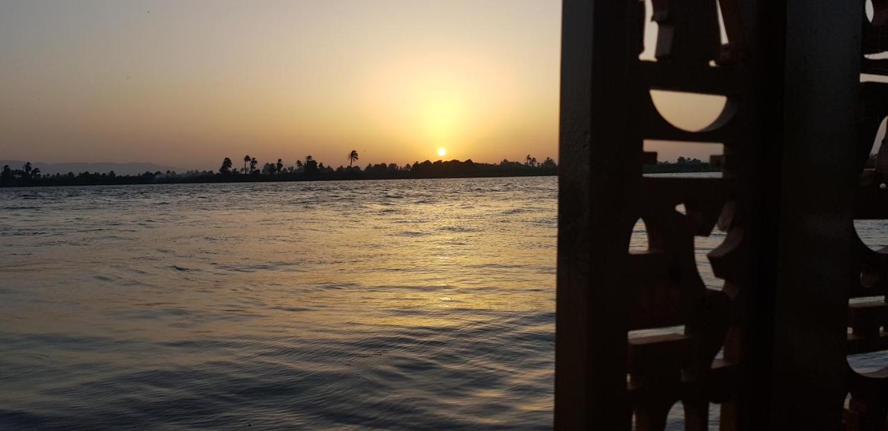 Nile Sunrise Felucca Boat Private Rental Luxor Eksteriør billede